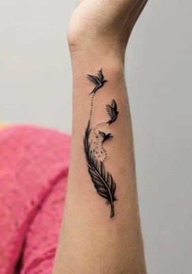 Tatouage plume avec trois oiseaux qui prennent leurs envols